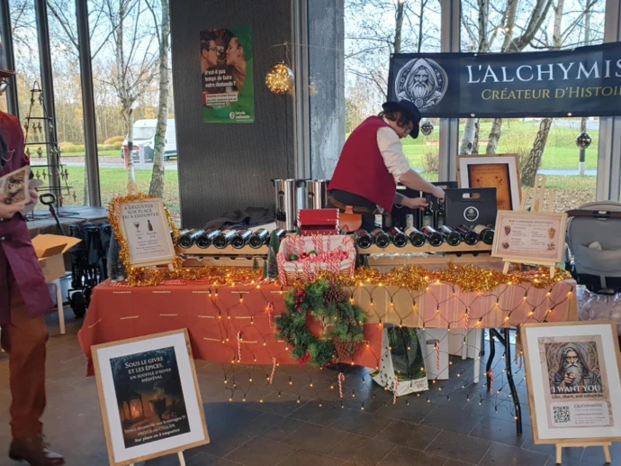 bouteilles L’Alchymiste présentées sur un marché de créateurs
