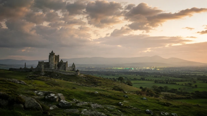 paysage irlandais et lumières vertes évoquant la Saint-Patrick